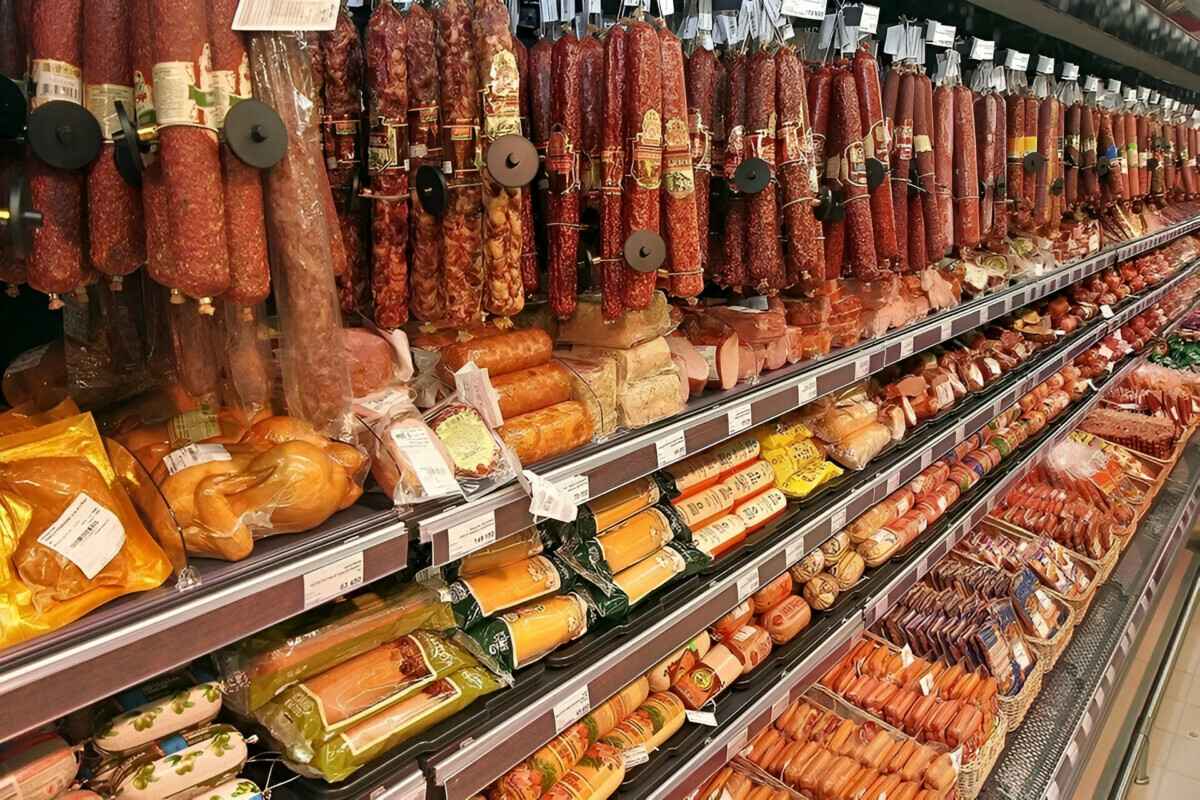 Россельхознадзор обнаружил в мясе и колбасе 5 белорусских предприятий антибиотики и кишечную палочку