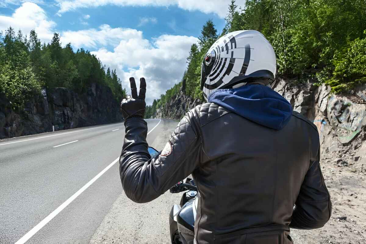 Эти жесты мотоциклиста должен знать каждый водитель. Почему стук по шлему - не всегда оскорбление?