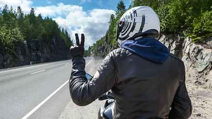 Эти жесты мотоциклиста должен знать каждый водитель. Почему стук по шлему — не всегда оскорбление?