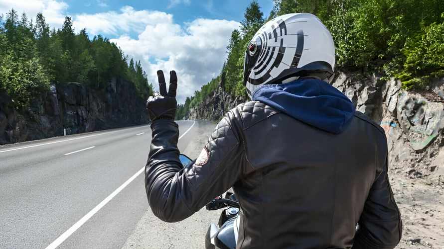 Эти жесты мотоциклиста должен знать каждый водитель. Почему стук по шлему - не всегда оскорбление?
