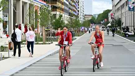 «Не можем переодеться» — Спортсменки пожаловались на отсутствие штор в Олимпийской деревне. А из-за чего начали переезжать в гостиницы?