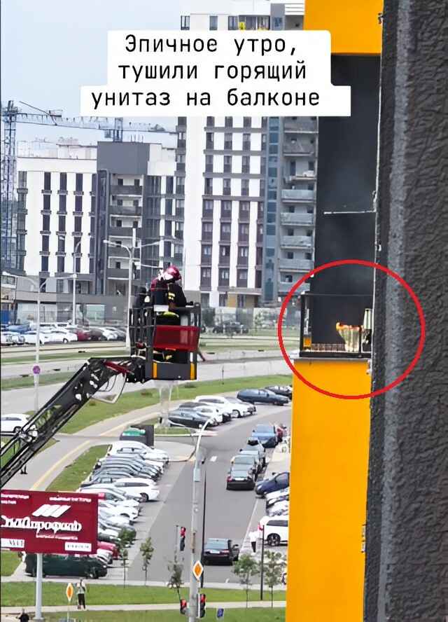 "Каждый развлекается как может" — Минчанка показала, как в "Минск-Мире" пожарные тушили горящий унитаз