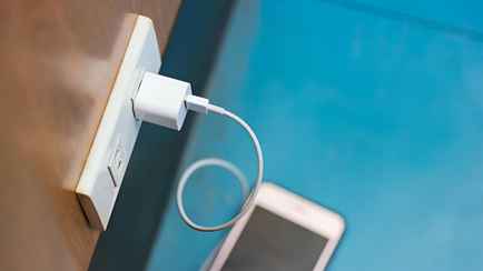 Почему зарядка от телефона нагревается? Узнали, опасно ли это на самом деле