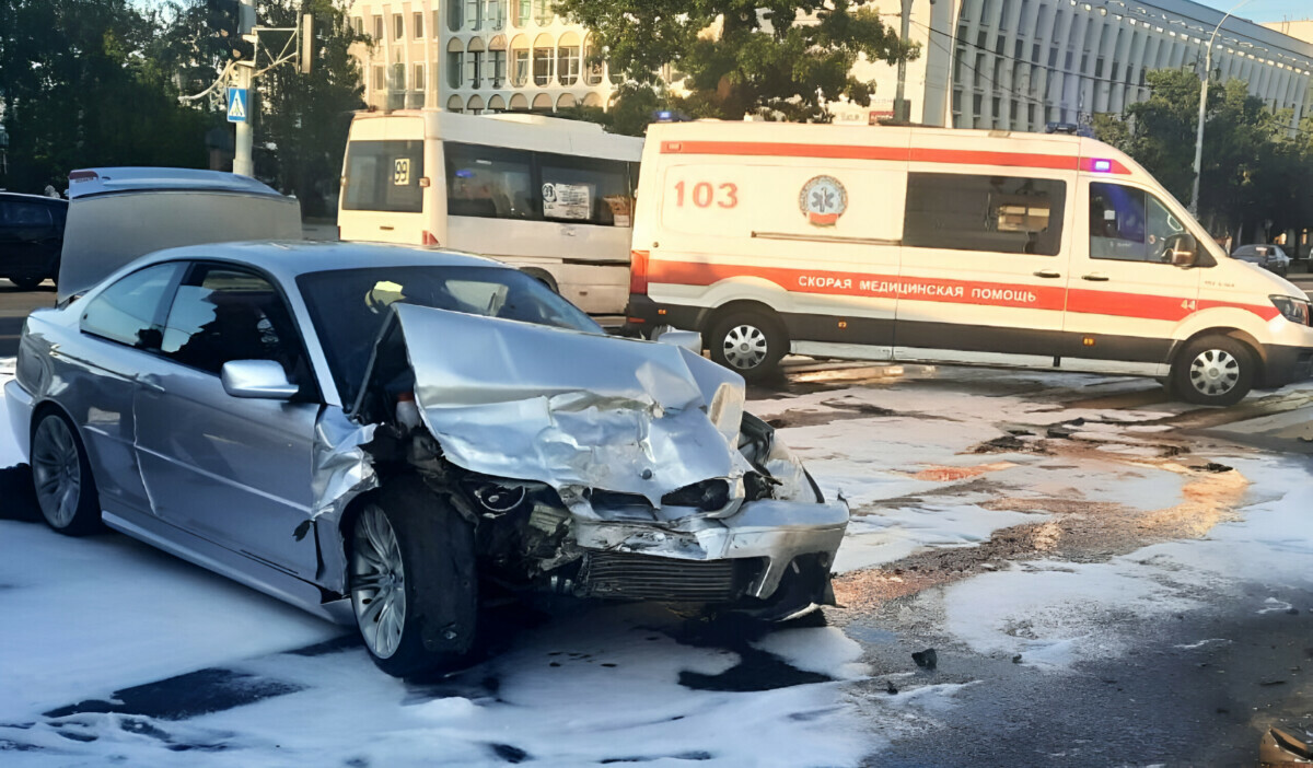 "Поставьте стрелочку на этом перекрёстке!" — В Витебске друг в друга врезались два автомобиля