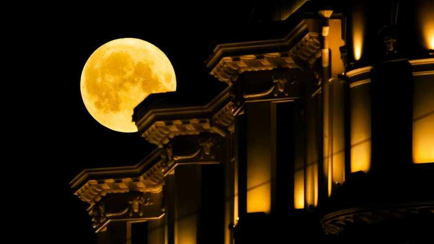 Астрономы предупредили белорусов об уникальной "Осетровой Луне". Когда появится на небе?