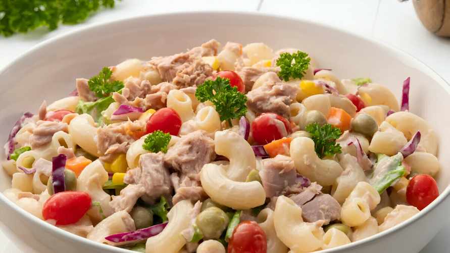 Вкуснее "Мимозы" и проще "Оливье". Нашли рецепт салата из рыбы и макарон, который покорит гурманов