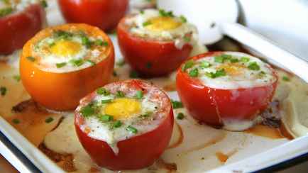Эти помидоры на завтрак вкуснее омлета. Как приготовить томатные лукошки с яйцом?