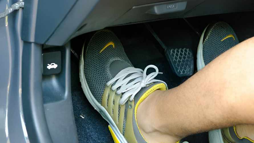 Эту ошибку совершают многие белорусские водители. Что нельзя делать, стоя на светофоре?