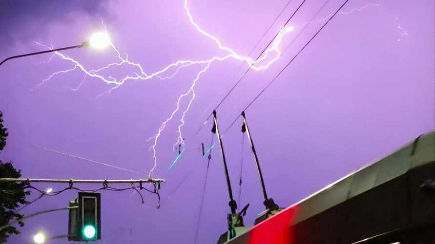 "Страшно красиво" — Белорусы поделились видео многочисленных молний в Минске