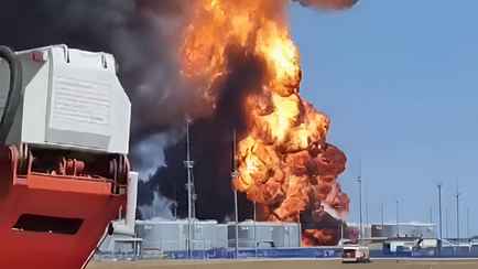 Дроны снова атаковали нефтебазу в России, которую не могут потушить шестой день