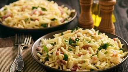 Эти немецкие «пельмени» покорят простотой и вкусом. Как приготовить шпецле с беконом и сыром?