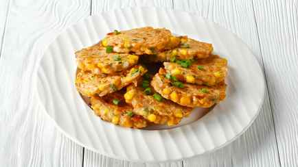 Устали от драников и кабачковых оладий? Нашли рецепт кукурузных блинов из 8 ингредиентов, который покорит всех