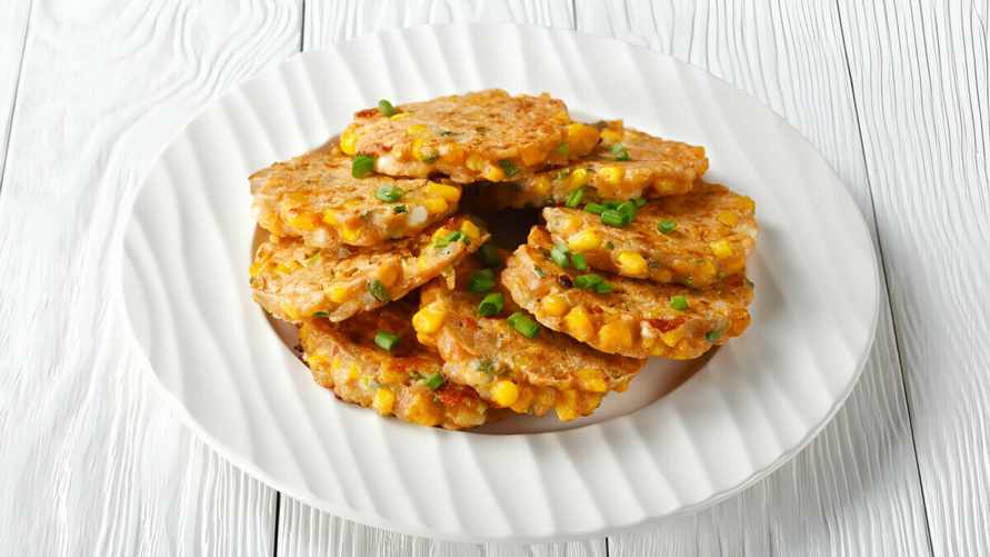 Устали от драников и кабачковых оладий? Нашли рецепт кукурузных блинов из 8 ингредиентов, который покорит всех