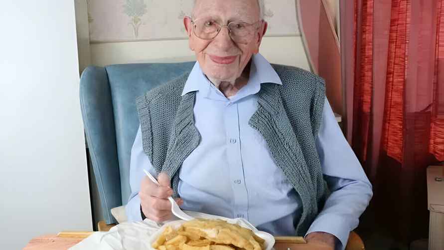 Джон Альфред Тиннисвуд говорит, что ест рыбу с картофелем каждую пятницу. Фото: Longeviquest