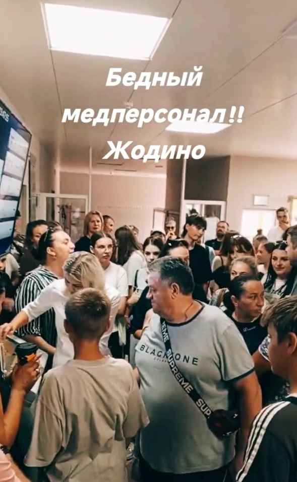 "Как я попал в зомби-апокалипсис" - В TikTok появилось видео очередей в детской поликлинике Жодино. Белорусы ответили