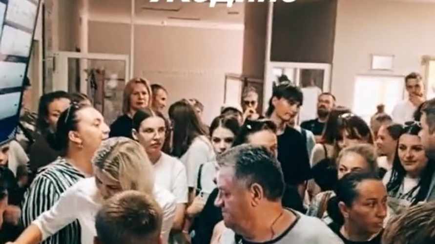 "Как я попал в зомби-апокалипсис" - В TikTok появилось видео очередей в детской поликлинике Жодино. Белорусы ответили