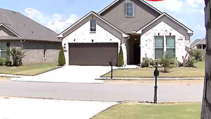 «Потом объясни, что само прилетело…» — В TikTok показали, как шторм принёс на участок батут