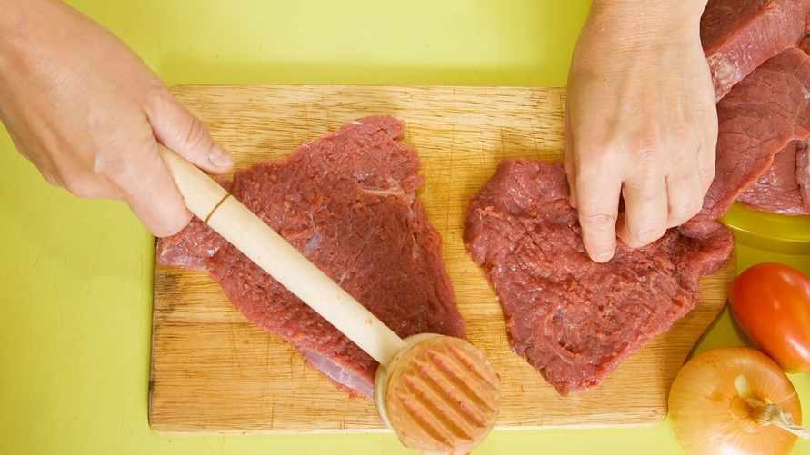 Большинство используют молоток для мяса неправильно? Вот для чего нужны 2 стороны на самом деле