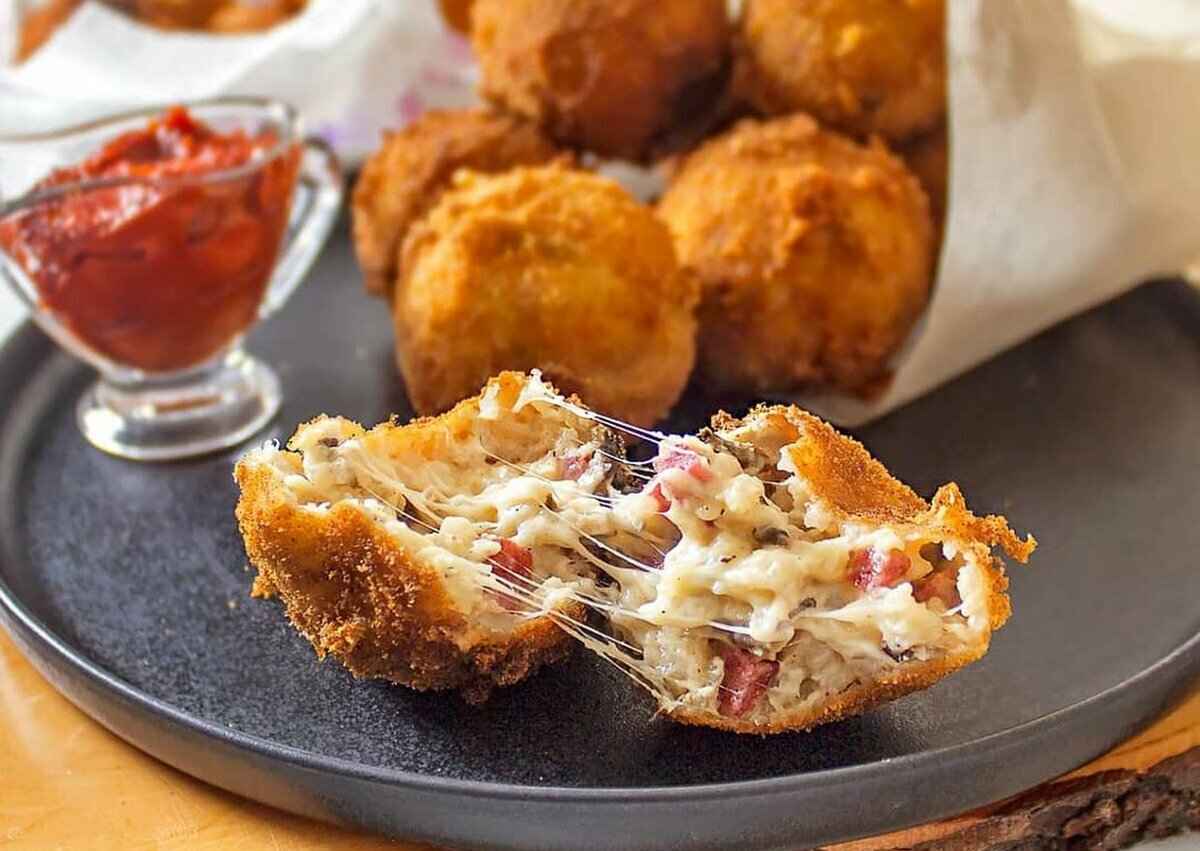 Эти рисовые шарики с начинкой станут идеальной закуской. Как приготовить итальянские аранчини?