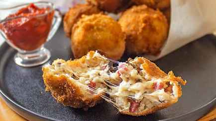 Эти рисовые шарики с начинкой станут идеальной закуской. Как приготовить итальянские аранчини?