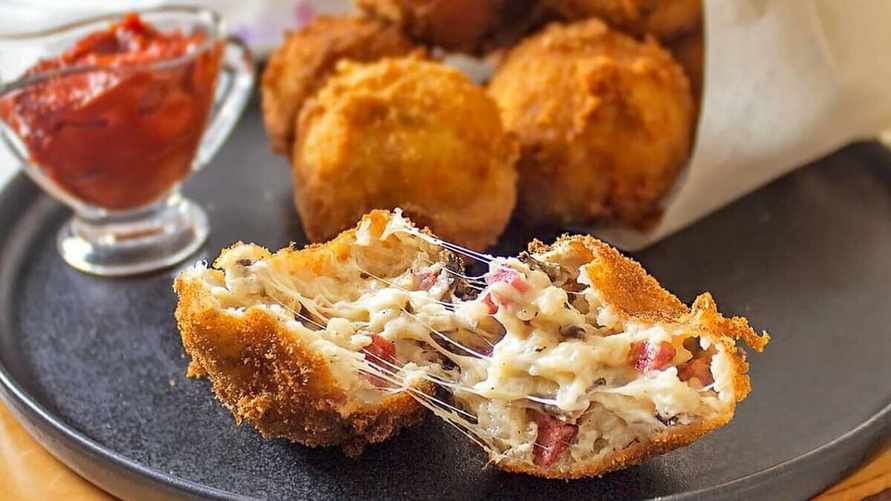 Эти рисовые шарики с начинкой станут идеальной закуской. Как приготовить итальянские аранчини?