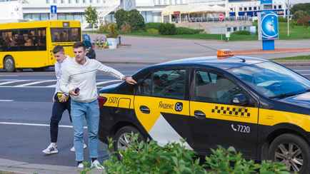 «Уйдут в тень или из профессии» — В «Яндекс Go» спрогнозировали отток 25 тыс. водителей такси в Беларуси. Что будет с ценами?