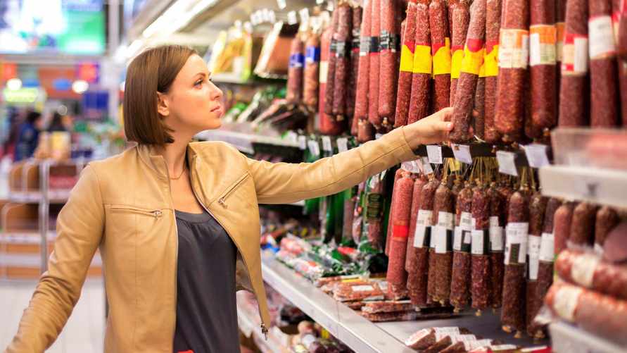 Белорусские магазины объявили скидки до 27% на колбасы. Где закупиться сырокопченой, а где - вареной?