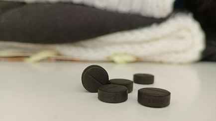 Зачем класть активированный уголь в шкаф осенью? Вот как этот трюк позволит стирать одежду реже