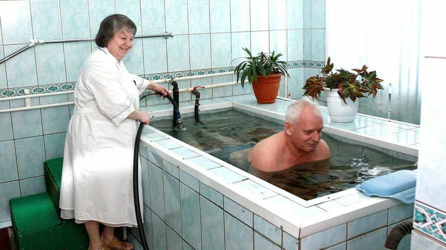 Кому из пенсионеров положена бесплатная путёвка в санаторий, а кому — матпомощь 400 рублей? В Минтруда Беларуси объяснили