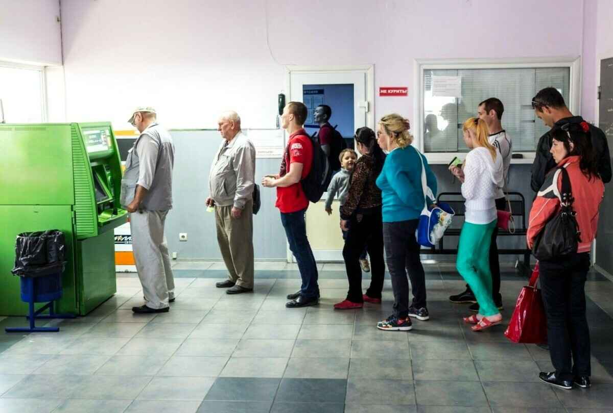 "Вынужденная мера" — Один из банков призвал белорусов "запастись наличными". Когда не будут работать карты и приложения?