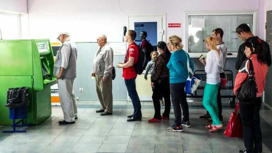 "Вынужденная мера" — Один из банков призвал белорусов "запастись наличными". Когда не будут работать карты и приложения?