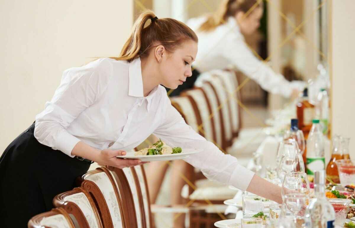 Могут ли в белорусских кафе включить в счёт чаевые, увеличив сумму заказа? Юрист ответил