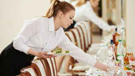 Могут ли в белорусских кафе включить в счёт чаевые, увеличив сумму заказа? Юрист ответил