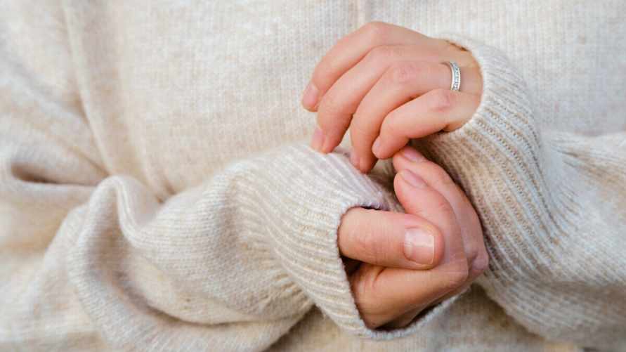 Потолстели пальцы и появились ямки на ногтях? Врач назвал 5 симптомов на руках, которые сигнализируют о проблемах со здоровьем