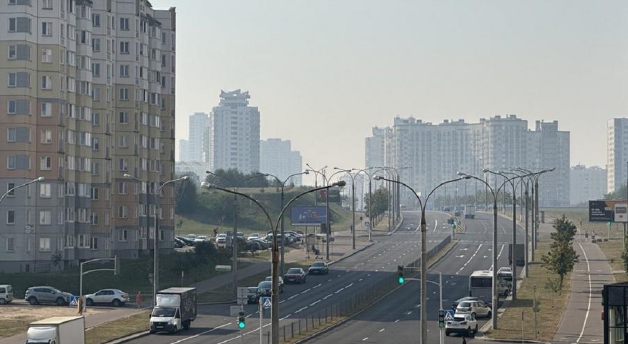 Так, фотографиями улиц, утопающих в дымке, которую можно