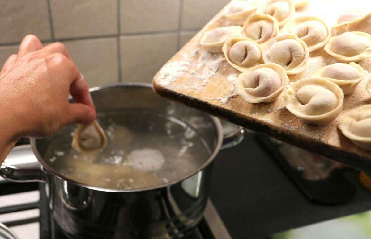 Большинство белорусов не знает, как правильно варить пельмени. Почему их нельзя бросать в кипящую воду?