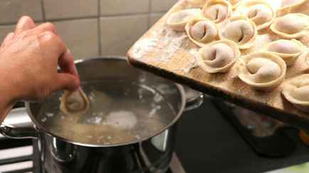 Большинство белорусов не знает, как правильно варить пельмени. Почему их нельзя бросать в кипящую воду?