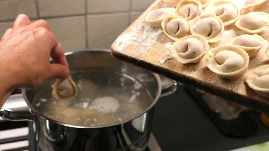 Большинство белорусов не знает, как правильно варить пельмени. Почему их нельзя бросать в кипящую воду?