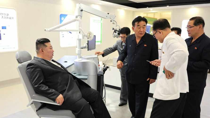 В Северной Корее начали задерживать студентов в штанах, как у Ким Чен Ына