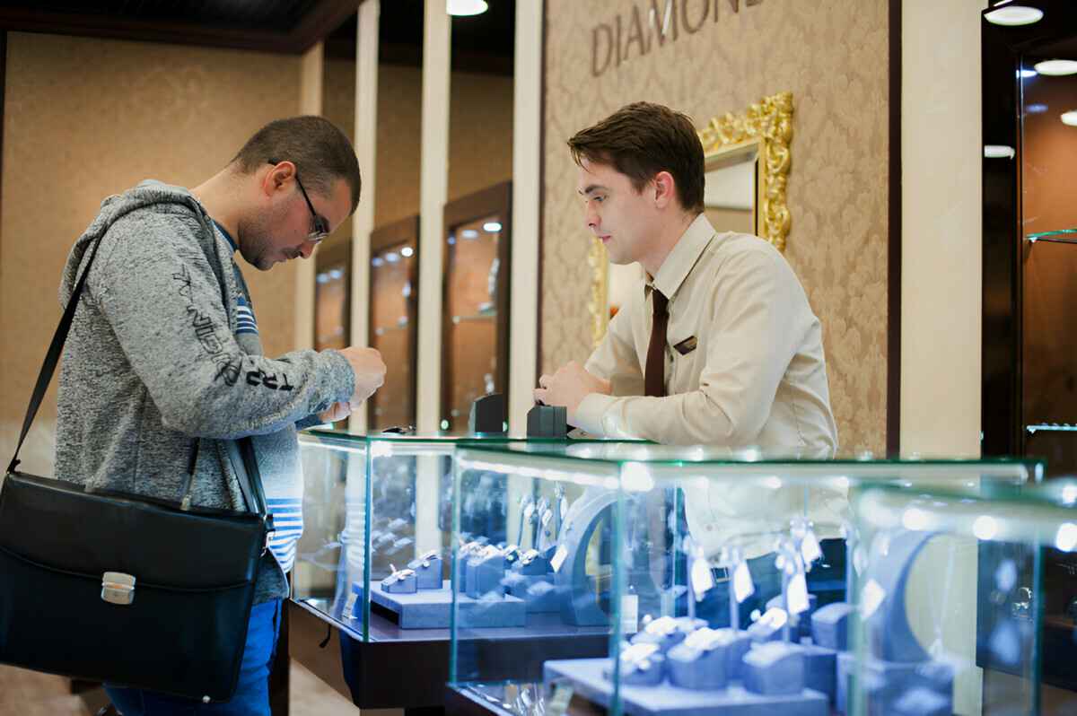 Может ли парень подать в суд, если девушка после расставания не хочет возвращать дорогой подарок? Адвокат ответил