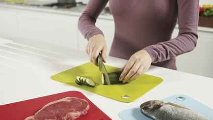 Дерево, стекло или пластик? Химик рассказала, какая разделочная доска будет лучшим решением на кухне