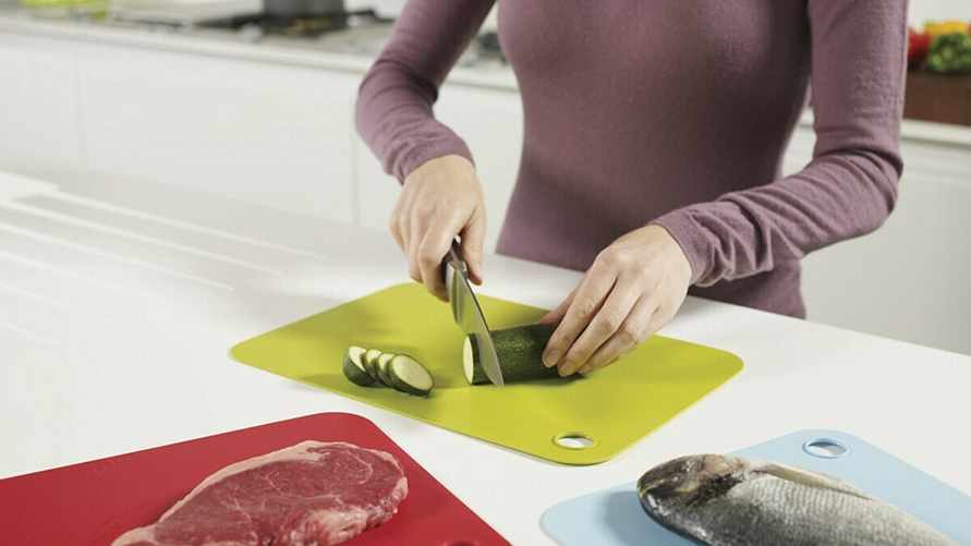 Дерево, стекло или пластик? Химик рассказала, какая разделочная доска будет лучшим решением на кухне