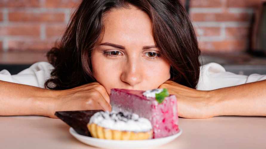 Учёные нашли способ, как можно есть сладости и худеть. Как это работает?