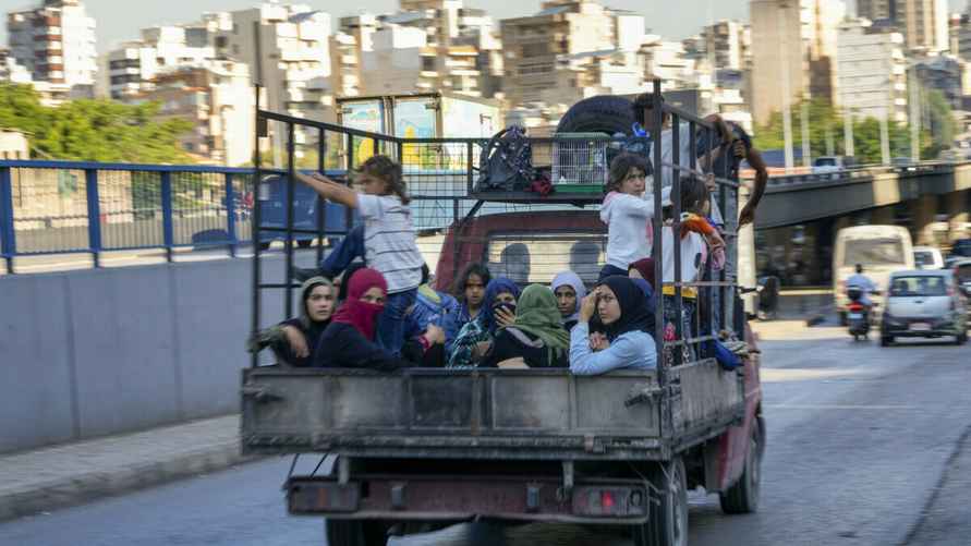 Жители Бейрута покидают свои дома после авиаудара во вторник, 24 сентября