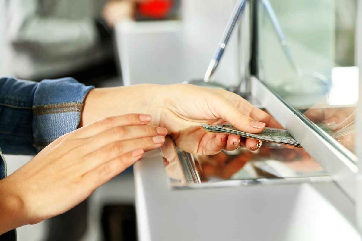 Один из белорусских банков изменил тарифы на денежные переводы в Польшу