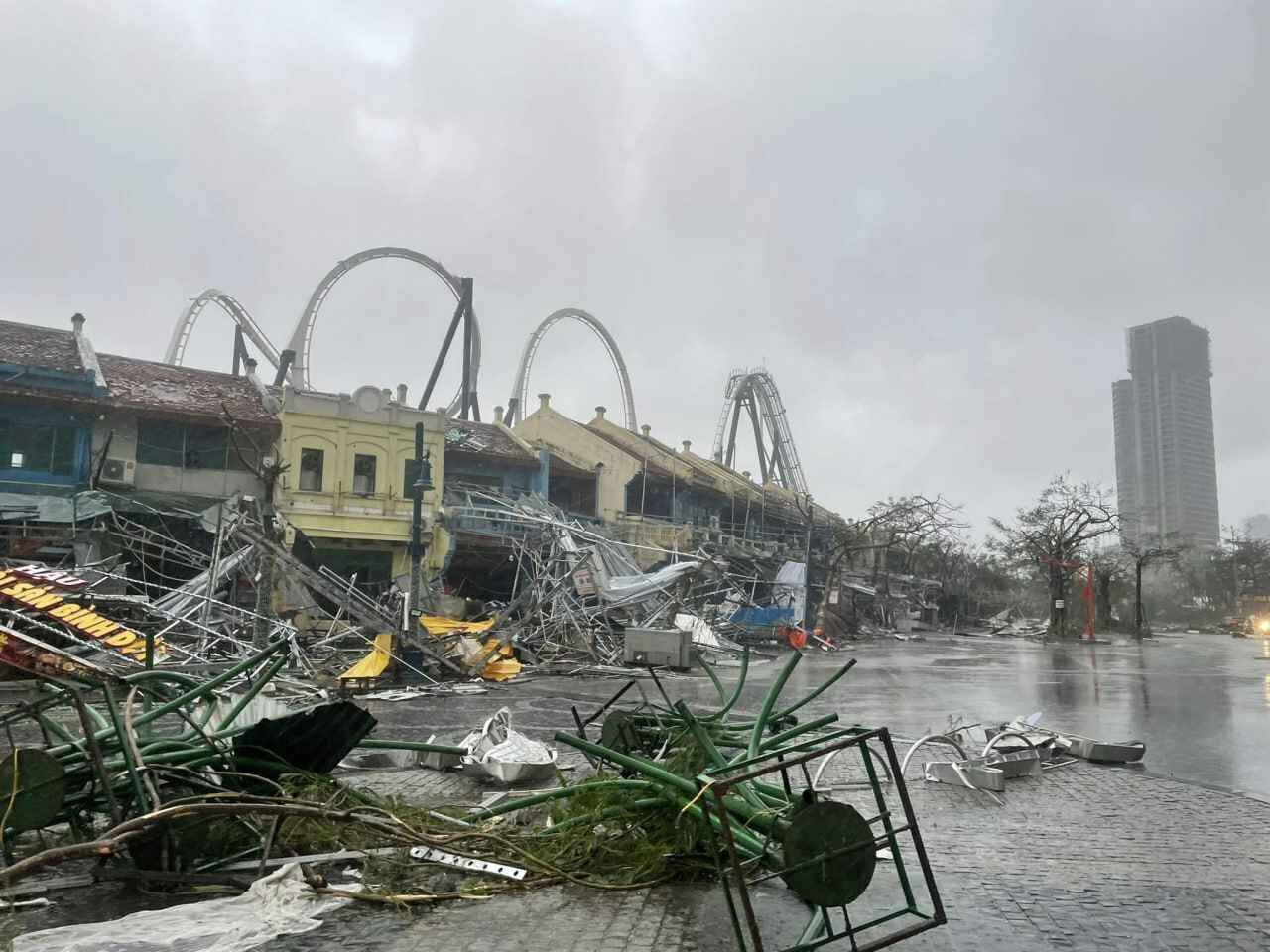 Летающие люди, танцующие здания и отзывчивые автомобилисты. Соцсети наводнили видео последствий супертайфуна Яги, потрепавшего всю Азию
