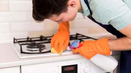 Эти 3 продукта избавят плиту от жира не хуже дорогой химии. Как приготовить раствор?