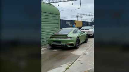 «Почти Дубай» — В TikTok показали, какие машины проходят через белорусскую таможню. У зрителей возникли вопросы