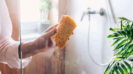 Этот способ позволит мыть душевую кабинку реже. Вот как сделать водоотталкивающий эффект в 3 шага