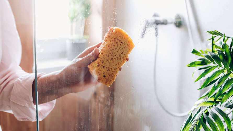 Этот способ позволит мыть душевую кабинку реже. Вот как сделать водоотталкивающий эффект в 3 шага